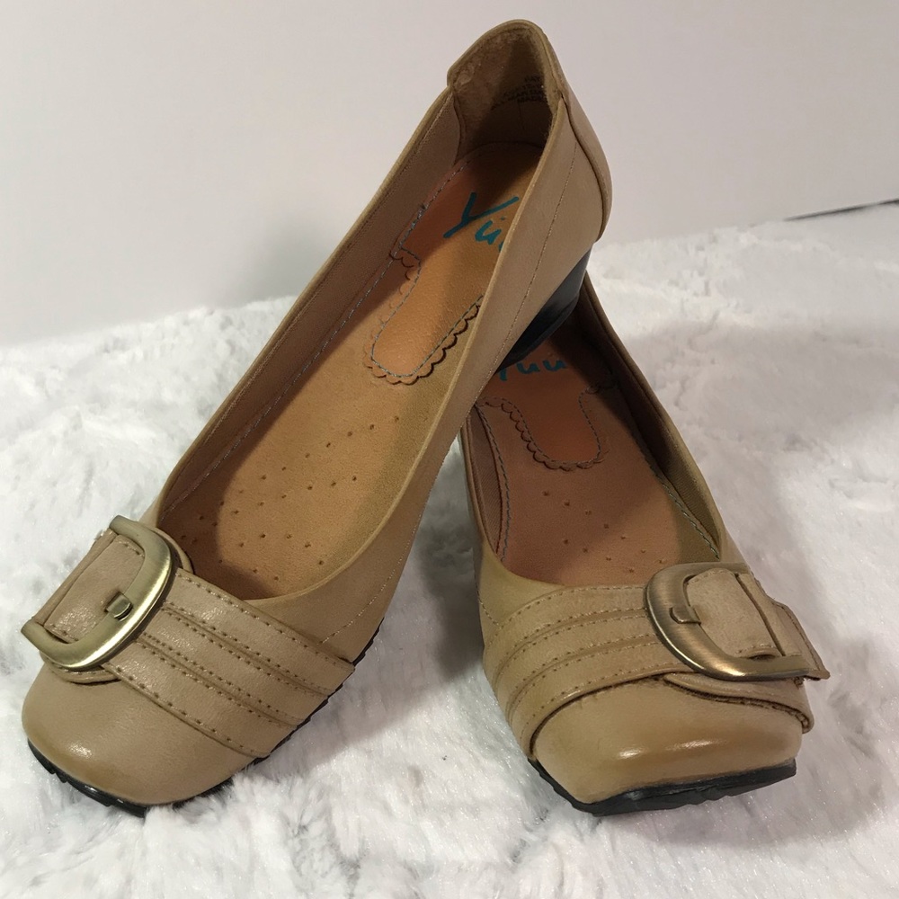 Yüü Fay Tan Flats w/ D-Buckle Detail || size 8M